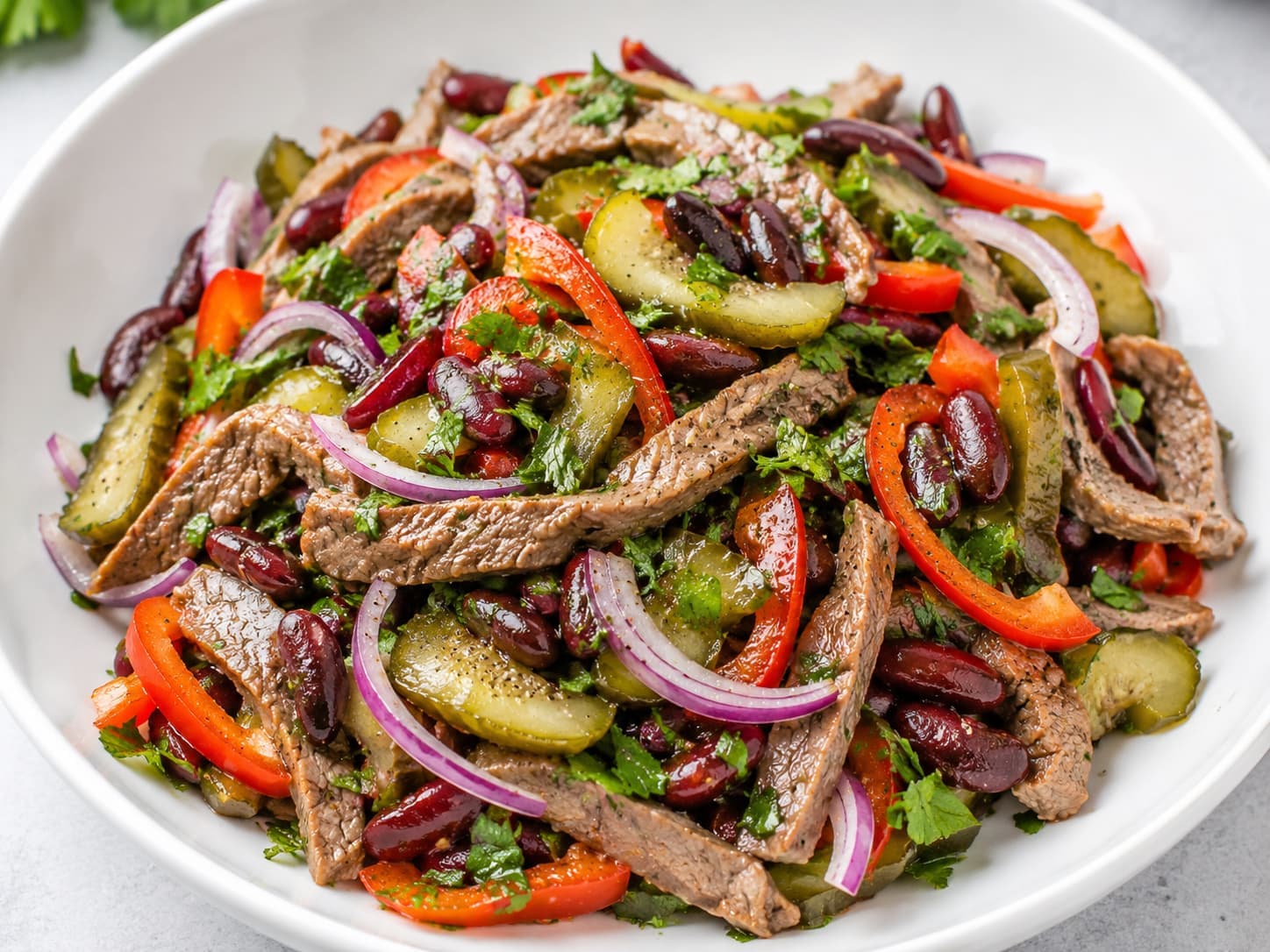 Салат с говядиной вареной и огурцами
