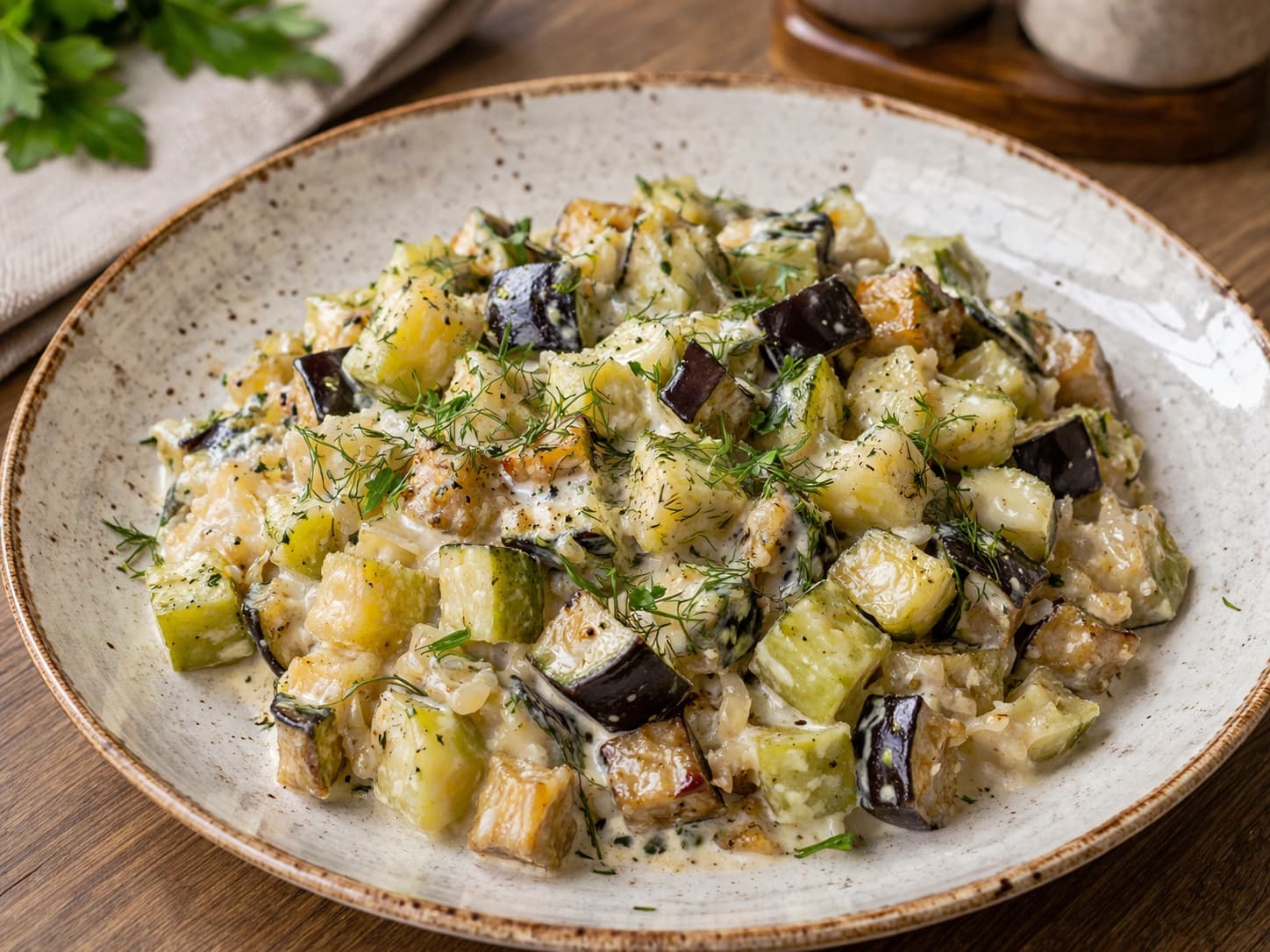 Кабачки и баклажаны, тушеные в сметане