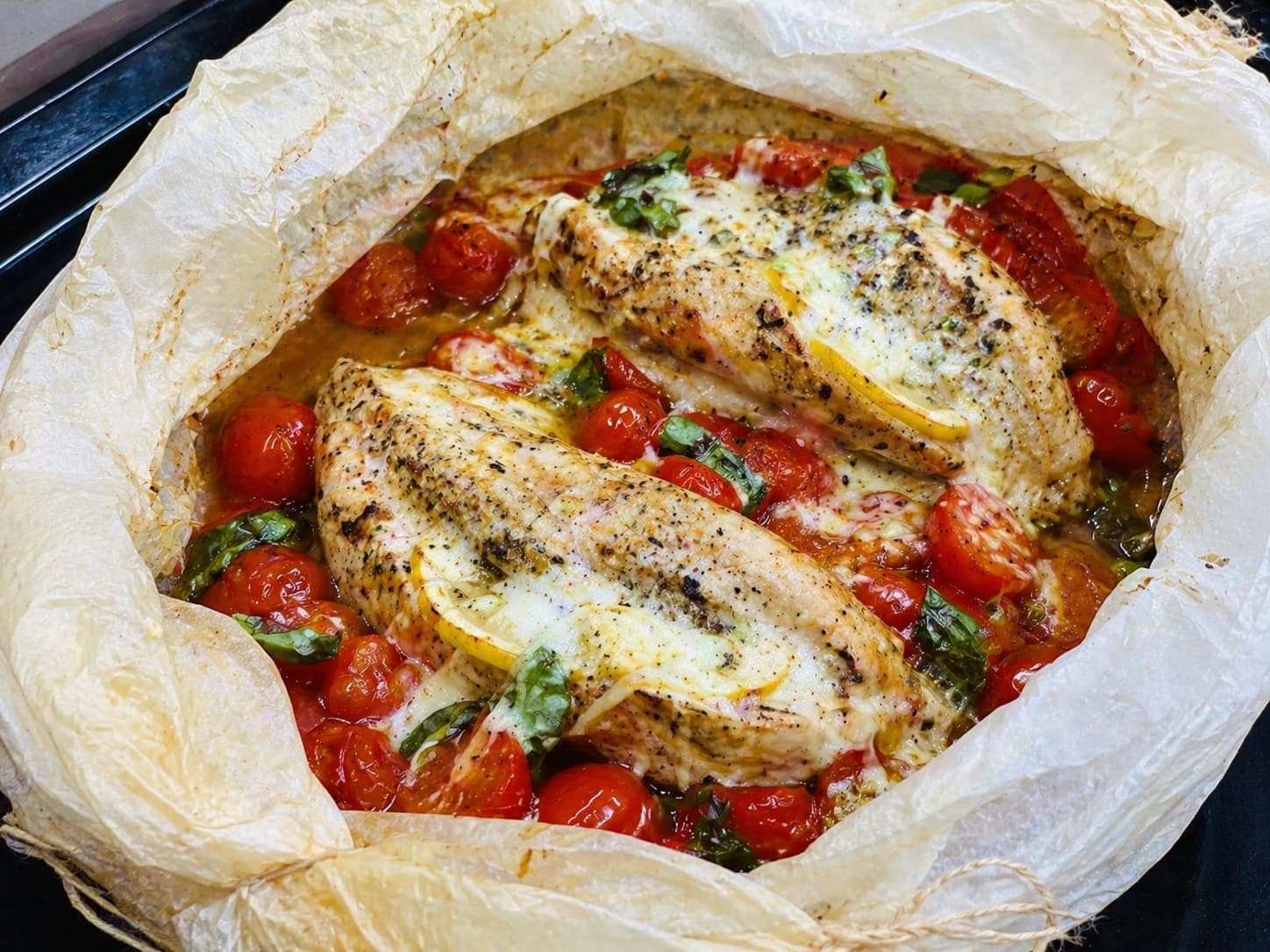 Куриная грудка с томатами-черри и моцареллой