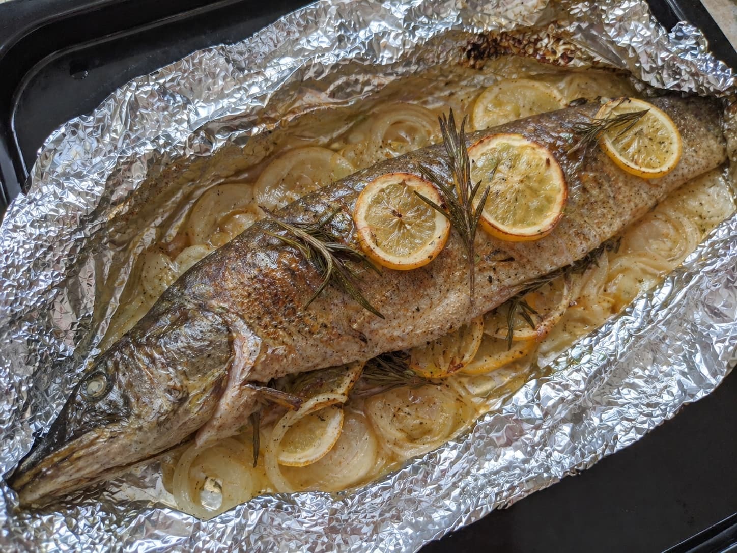Щука с лимоном и розмарином, запеченная в духовке