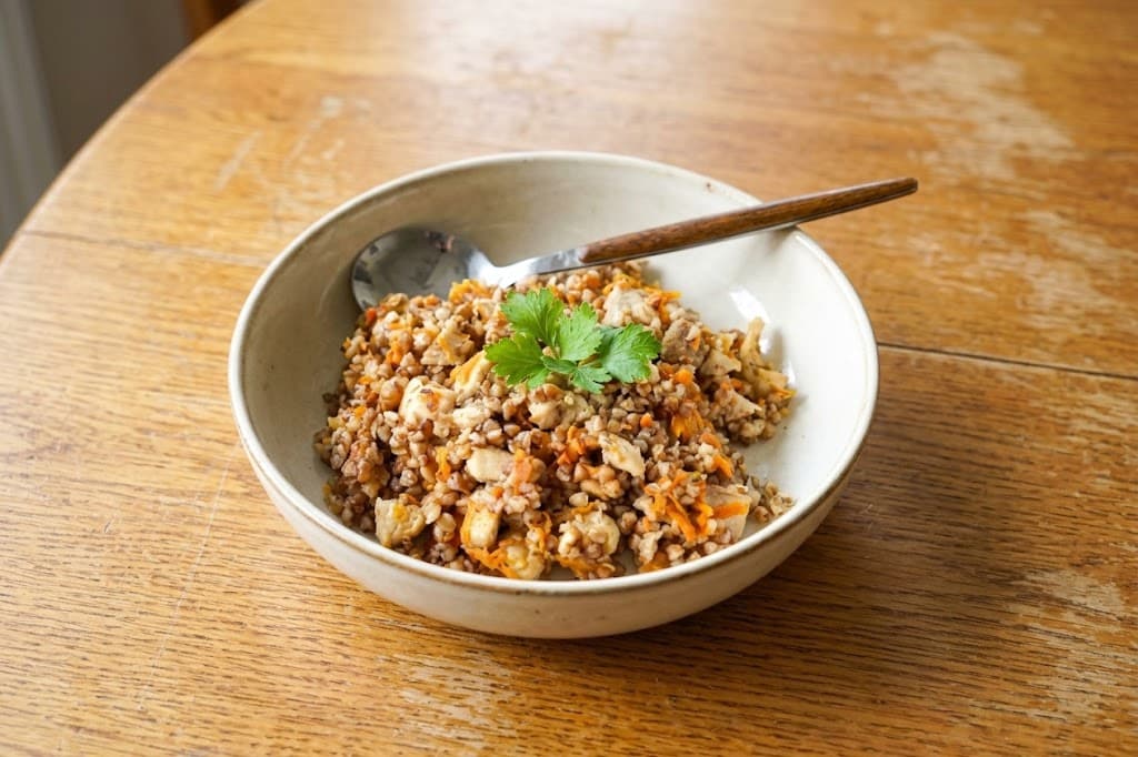 Гречка с курицей на сковороде
