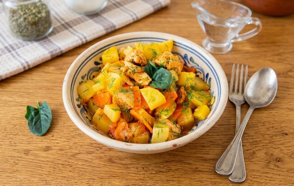 Сочная индейка с овощами, запеченная в духовке