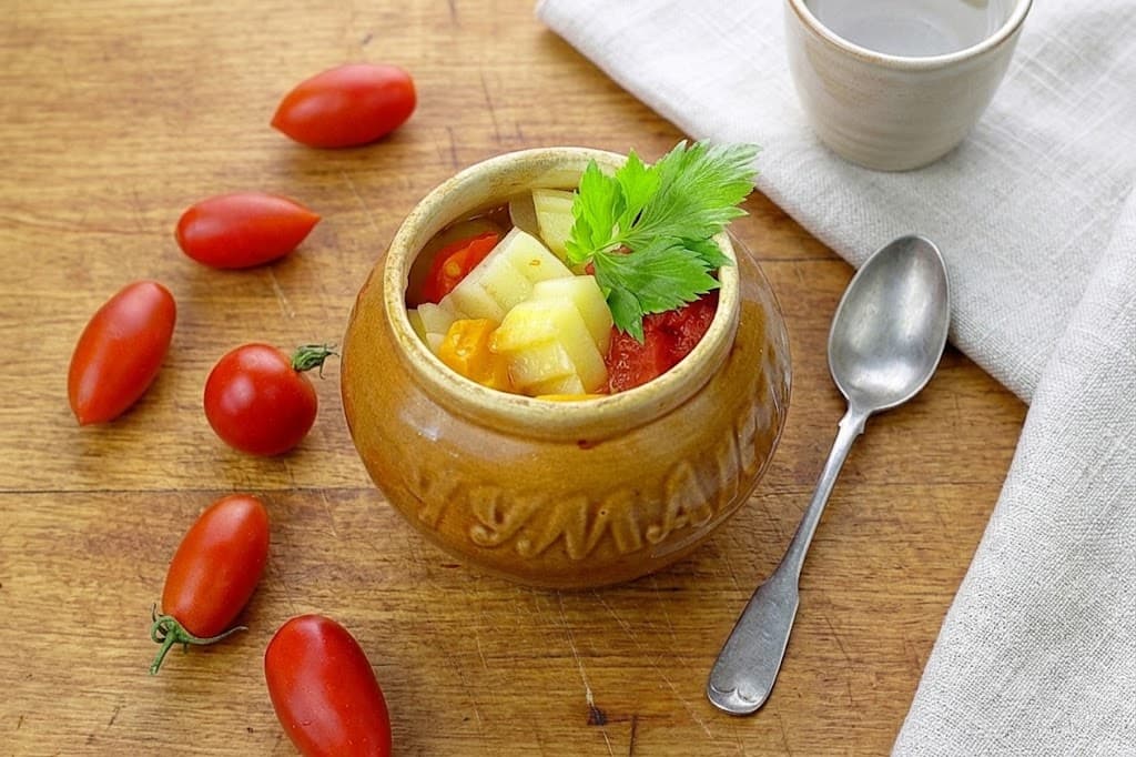 Картошка в горшочках в духовке: рецепт без мяса