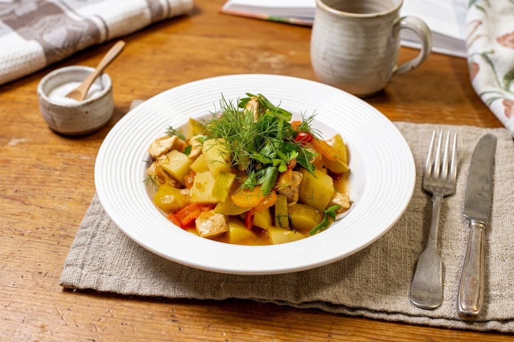 Сочное овощное рагу с курицей на сковороде