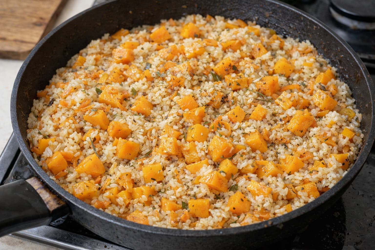 Рис с тыквой на сковороде